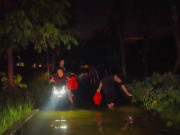 Tin tức - Công viên thành sông sau mưa, người Hà Nội bì bõm bắt cá giữa đêm