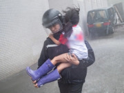 Tin tức - Ra đường ngày bão: Những thứ bắt buộc phải mang theo để an toàn