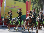 Tin tức - Kỵ binh diễu hành trong Nhạc hội Cảnh sát Thế giới 2025 rực rỡ bên hồ Gươm