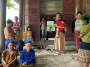 Tin tức - Clip cán bộ xã ở Nghệ An vượt nước lũ đục ngầu di dân trong mưa gió