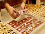 Tin tức - Giá vàng miếng SJC chạm mốc 130 triệu đồng, nhiều người "chóng mặt"