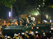 Tin tức - Dàn xe tăng, bọc thép sơ duyệt diễu binh trong tiếng reo hò của người dân