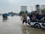 Tin tức - Nhiều tuyến đường ở Hà Nội vẫn ngập sâu, dịch vụ 'cõng' xe máy qua đoạn ngập đắt khách