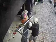 3 thanh niên giật bàn cúng cô hồn bị công an bắt khẩn cấp
