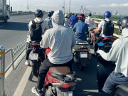 Tin tức - Ngày đầu dựng rào sắt, làn xe máy cầu Nhật Tân ùn tắc giờ cao điểm