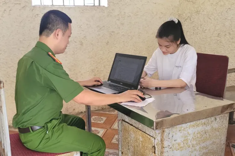 Công an làm việc với Lê Thị Nguyệt.