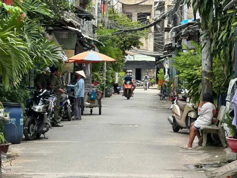 Hiện trường nam sinh tử vong bất thường trong nhà trọ trong hẻm trên đường Lê Đình Cẩn, phường Tân Tạo, TP.HCM. Ảnh: HT