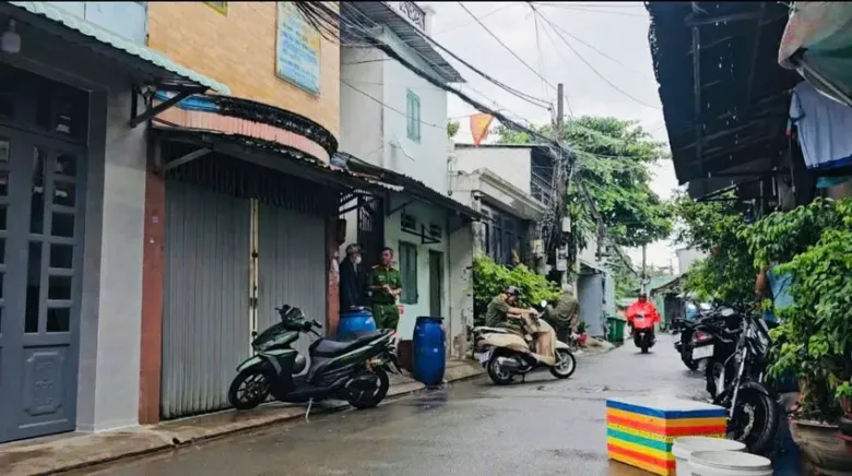 Lực lượng chức năng phong tỏa hiện trường, điều tra nguyên nhân vụ việc. Ảnh: HT