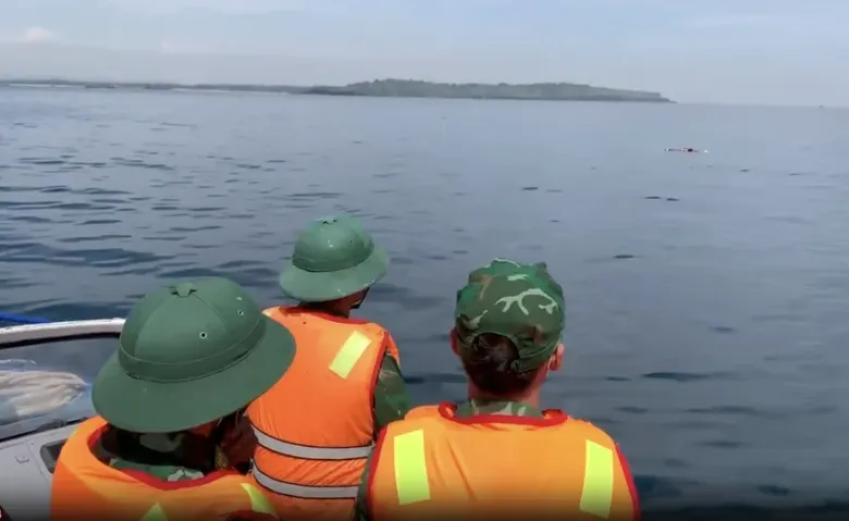 Các vệ sĩ biên giới đã tiếp cận nơi nhận ra cơ thể của những ngư dân mất tích. Ảnh: TN