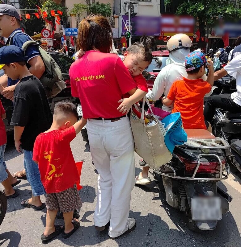 Do nắng nóng, nhiều gia đình có trẻ nhỏ đã phải rời vị trí, ra khu vực thoáng mát để đảm bảo sức khỏe cho con. 