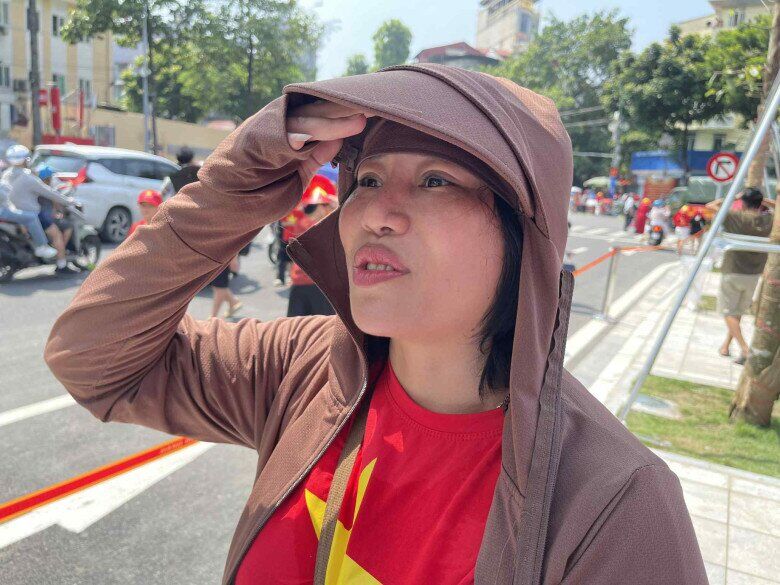 Chị Thanh từ Tuyên Quang xuống Hà Nội từ 3h sáng ngày 24/8, may mắn mẹ con chị kịp nhắm nhìn máy bay