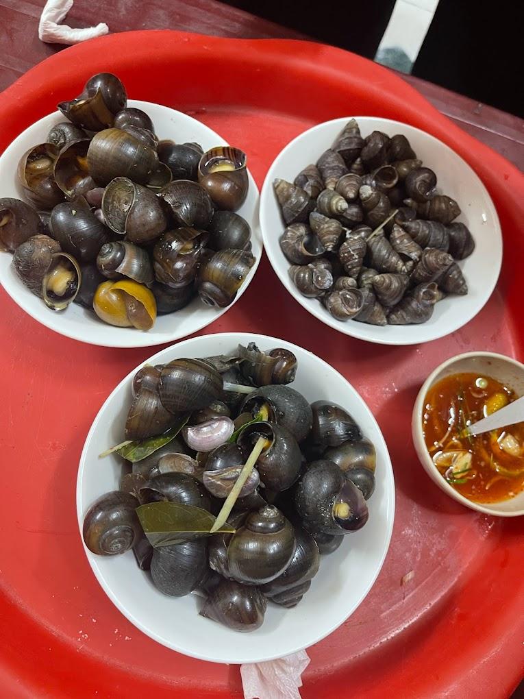 Ốc luộc là món phổ biến nhất