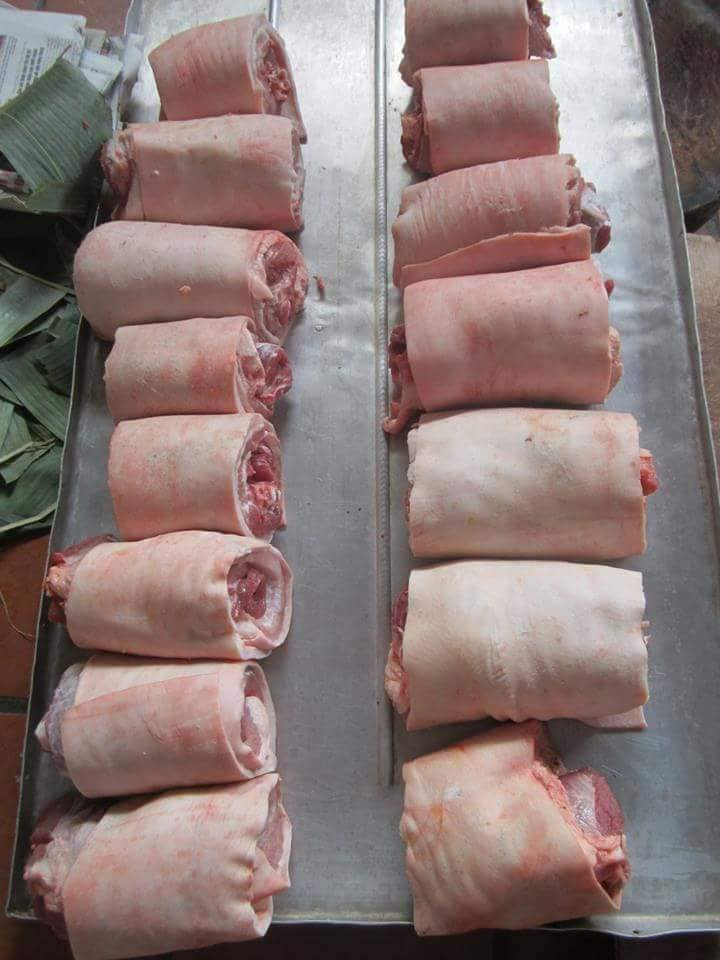 Thịt ba chỉ nguyên tảng được cuốn lại, gói đẹp mắt