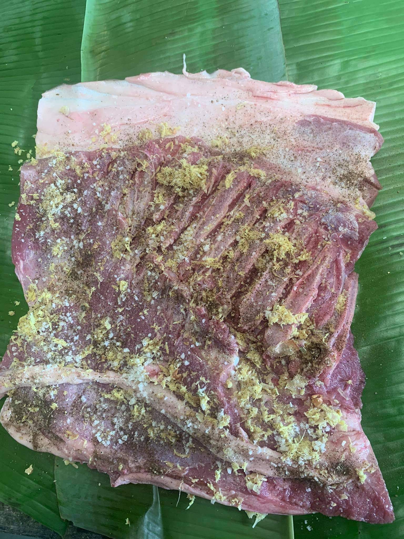 Miếng thịt ba chỉ được tẩm ướp gia vị