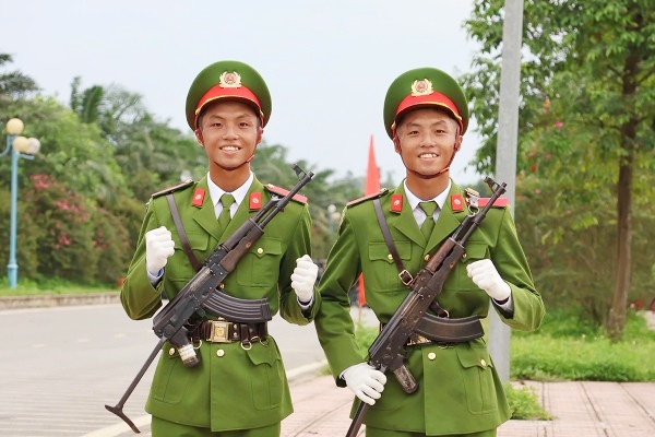 Trần Kiên Trung và Trần Trung Kiên trong màu áo CAND trên thao trường tập luyện cho nhiệm vụ A80