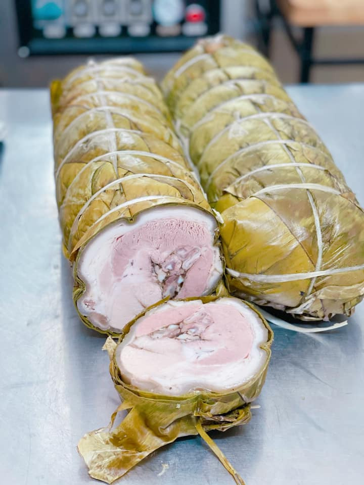 Bên ngoài không khác gì cây giò thường nhưng bên trong là nguyên tảng thịt ba chỉ