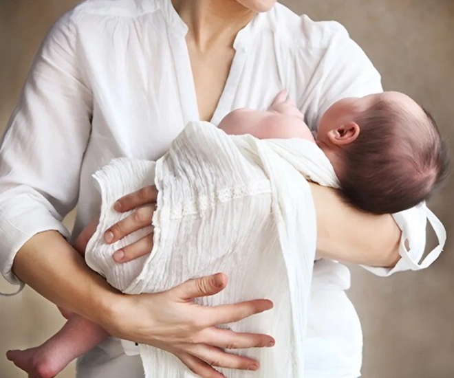 Cô gái nhận nuôi đứa trẻ 4 tháng tuổi (Ảnh minh họa)