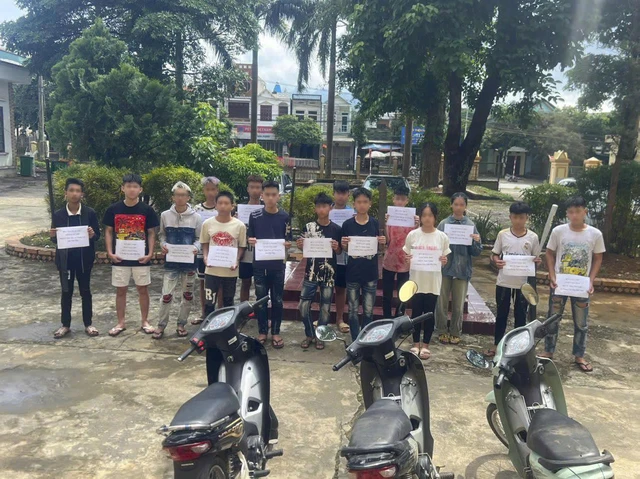 Nhóm thanh, thiếu niên tại cơ quan công an.