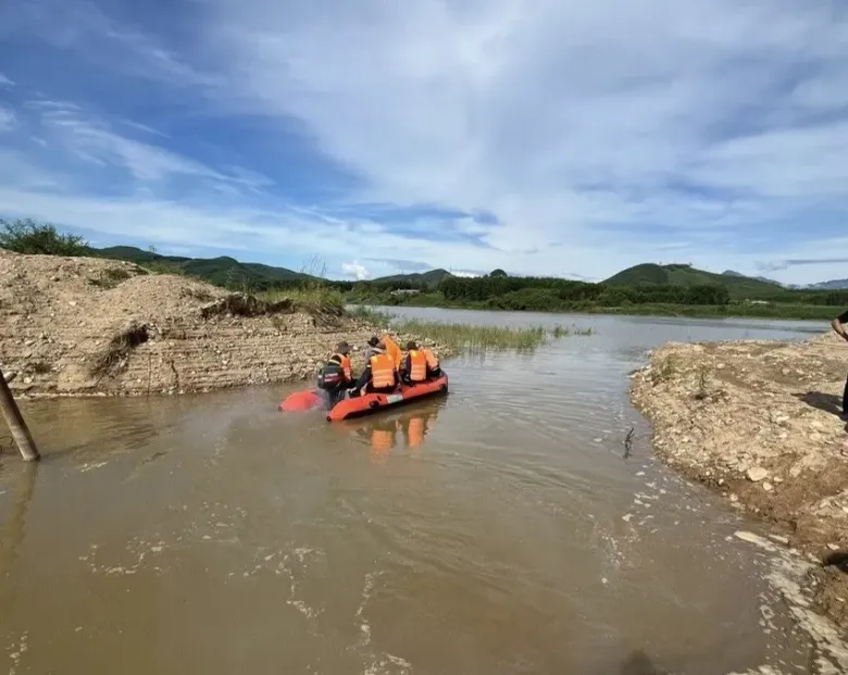 Lực lượng tham gia tìm kiếm nạn nhân mất tích.