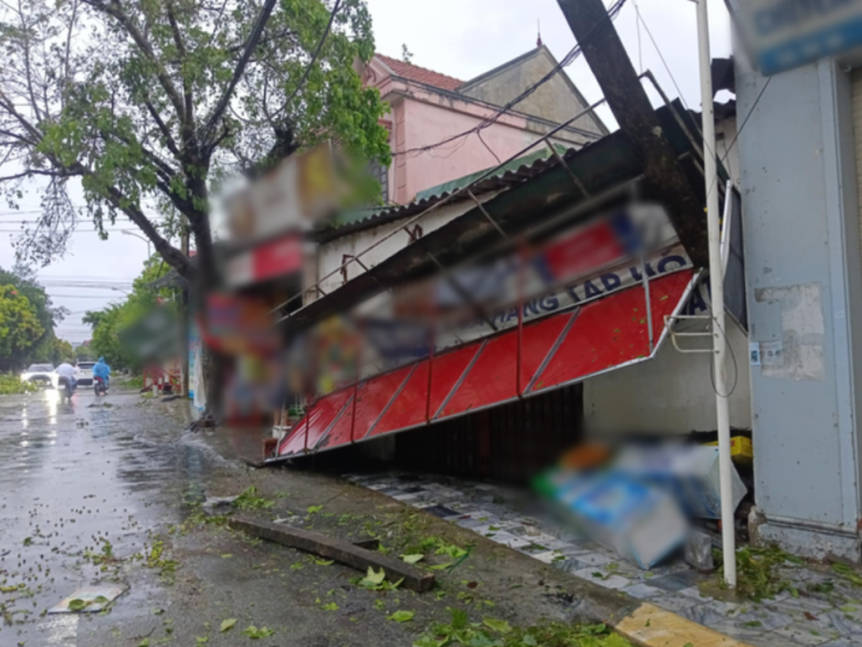 VIDEO: Tan hoang sau khi cuồng phong do bão số 5 quét qua - 3