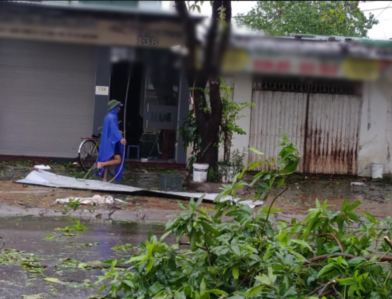VIDEO: Tan hoang sau khi cuồng phong do bão số 5 quét qua - 10