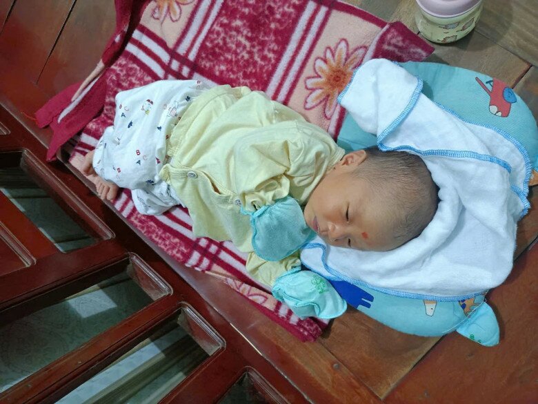 Bé sơ sinh bị bỏ rơi ven đường. Ảnh: Duy Chiến.