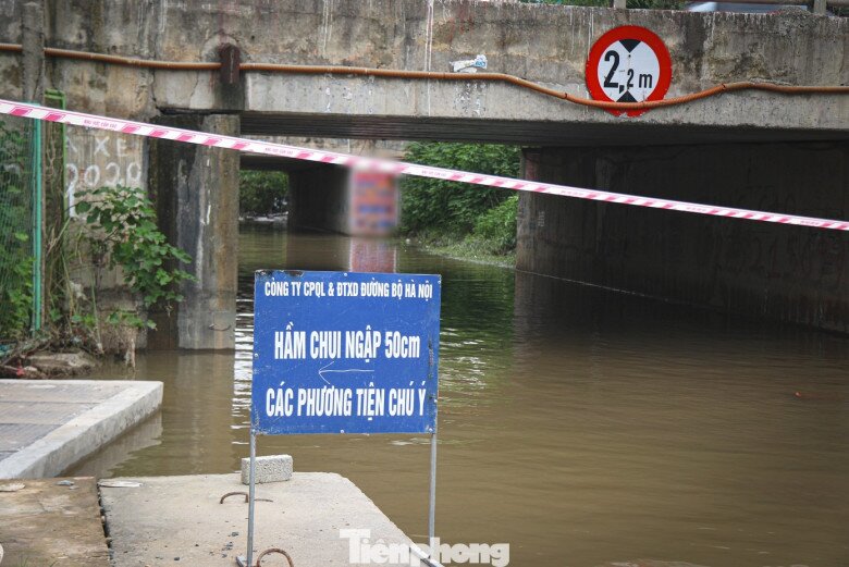 Do ngập nặng, để phòng tránh rủi ro, các hầm chui đoạn qua khu đô thị Thiên đường Bảo Sơn, Tây Mỗ… lực lượng chức năng đã phải “phong tỏa”, cấm người, xe qua lại.