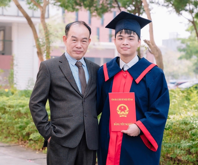 Thủ khoa khối A00 toàn quốc - Nguyễn Quang Minh chụp ảnh cùng bố