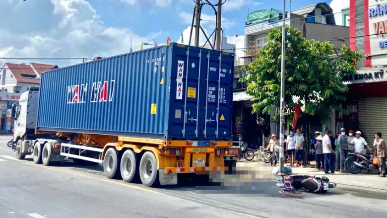 Va chạm giữa xe container và xe máy, khiến một người phụ nữ tử vong. Ảnh: PHẠM HẢI
