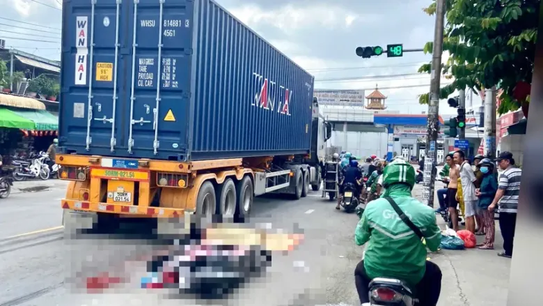 Hiện trường vụ tai nạn va chạm với xe container khiến người phụ nữ đi xe máy tử vong. Ảnh: PHẠM HẢI