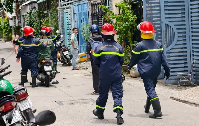 Lực lượng cảnh sát PCCC được huy động dùng phương tiện chuyên dụng phá cửa căn nhà. Ảnh: NT