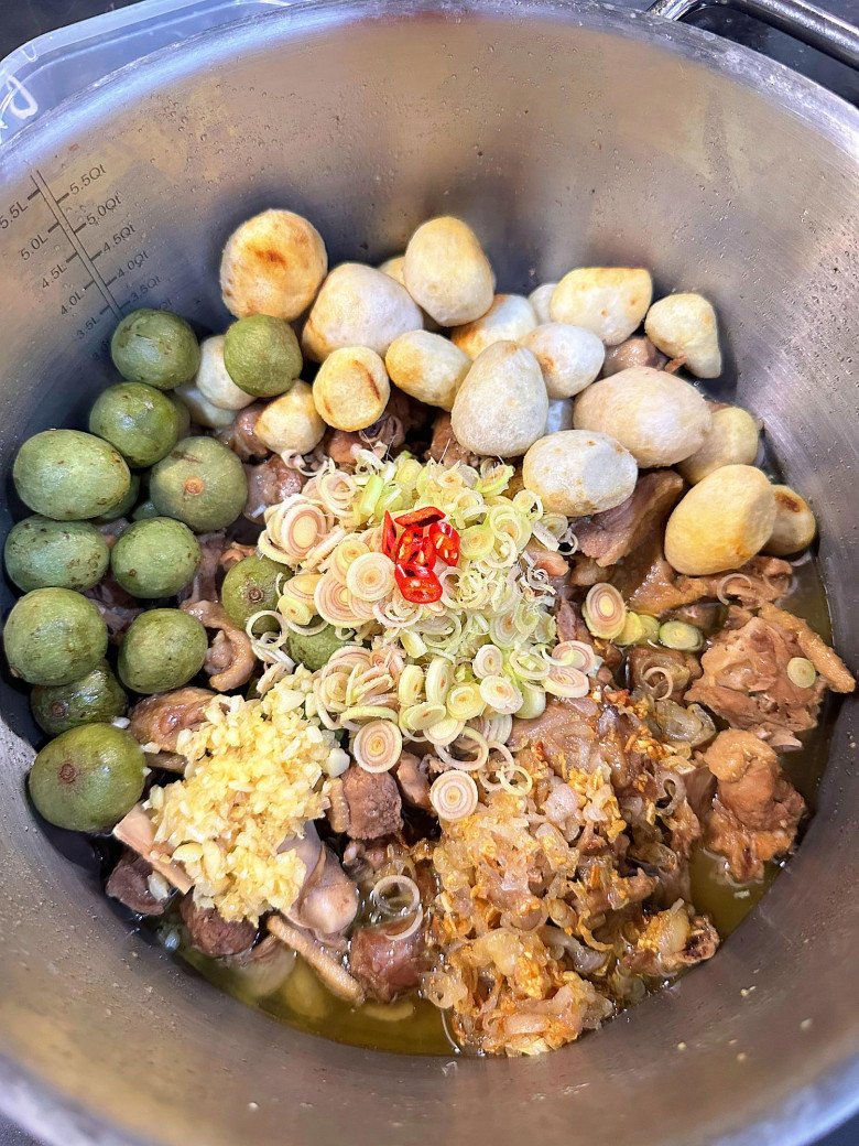 Nguyên liệu chế biến đầy đủ các topping và gia vị