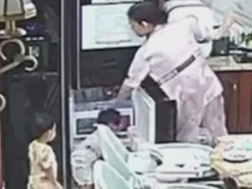 Tin mới vụ xem camera giấu kín, sốc khi phát hiện cặp song sinh bị bảo mẫu bạo hành
