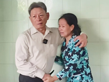 Nhà nghèo lại đông con, mẹ đem em gái 8 tuổi đi cho rồi thất lạc, anh trai tìm mỏi mòn 52 năm sau mới đoàn tụ