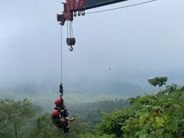 Hàng chục cảnh sát giải cứu hai người đi xe máy lao xuống vực ở Ba Vì