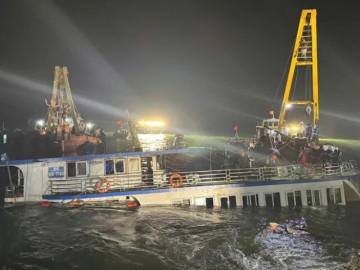 Quảng Ninh có báo cáo mới nhất về số người có mặt trên tàu bị lật ở vịnh Hạ Long
