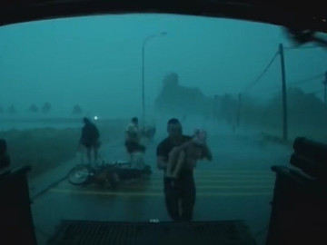 Thấy 4 mẹ con ôm nhau giữa dông lốc, người đàn ông Hà Nội có hành động ấm lòng