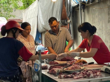 Người Hà Nội tất bật đi chợ, nhiều quầy hàng hết sớm ngày bão