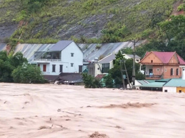 Cứu 5 người mắc kẹt giữa dòng lũ ở Nghệ An