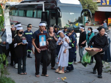 Vụ con trai bơ vơ chờ bố trên bãi biển: Đám tang nghẹn ngào nước mắt