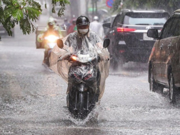 Mưa lớn trở lại miền Bắc, Trung Bộ nắng nóng kéo dài