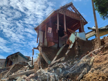 Ám ảnh những căn nhà không nguyên vẹn bên sông sau lũ lịch sử ở Nghệ An