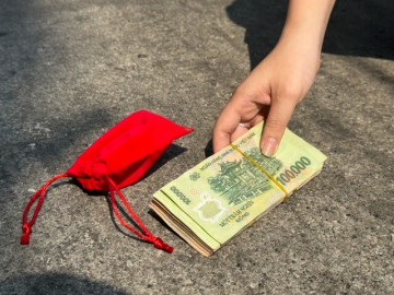 Người nhặt được gần 5 triệu đồng chạy xe 40 km trả lại cho cụ bà ở Đà Nẵng