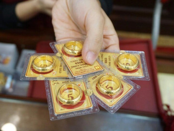 Giá vàng trong nước giảm nhanh, nhiều người chưa kịp bán