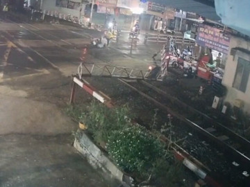 Hai nữ nhân viên đường sắt dũng cảm xử lý sự cố gác chắn bị xe máy tông gãy