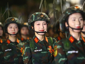 Khối nữ duyên dáng trong tổng hợp luyện diễu binh, diễu hành lần 2