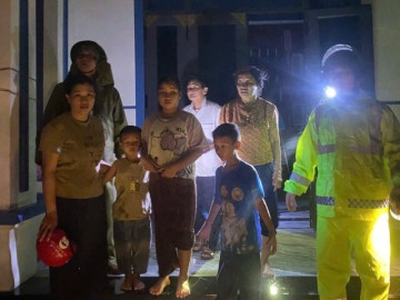 Ngôi nhà tốc mái, cụ già và 3 đứa trẻ được cứu trong đêm