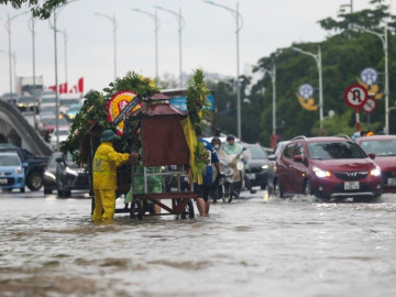 Chiếc xe tang ngập sâu trong nước và cảnh tượng khó tin ở Hà Nội sáng nay
