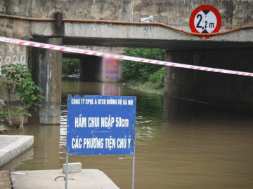 Đại lộ Thăng Long nhiều điểm vẫn ngập sâu, ùn tắc 10 km