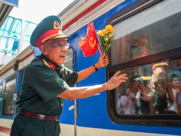Lưu luyến giây phút tiễn đoàn diễu binh A80 rời ga Hà Nội